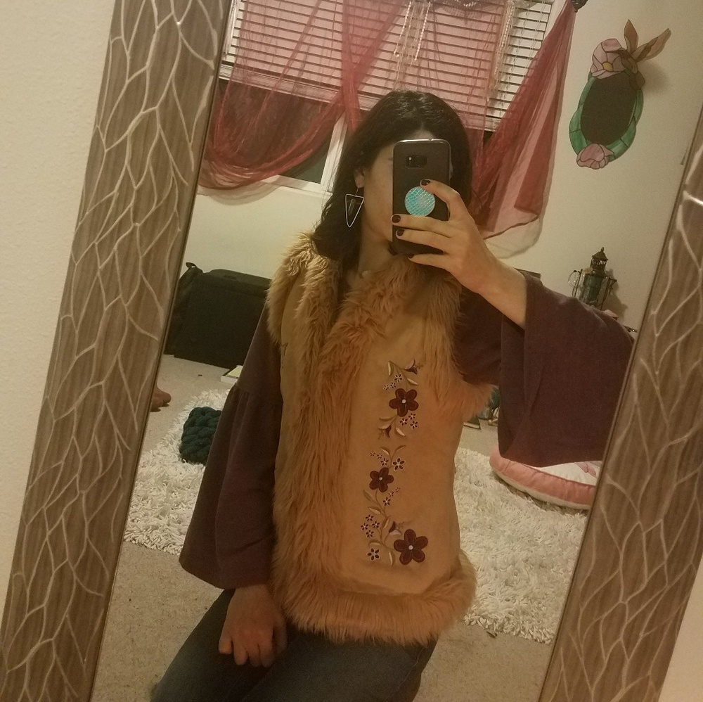 VINTAGE FUR LINED, FLOWER EMBROIDERED VEST🌼 EU CONDITION - Picture 14 of 16